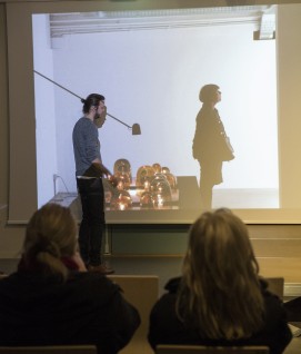 Daniel Rybakken holder foredrag ved Eidsborg, Vest-Telemark Museum. Foto: Børre Høstland, Nasjonalmuseet
