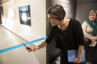 Prosjektleder Ida Strøm-Larsen åpner utstillingen på Eidsborg, Vest-Telemark Museum. Foto: Børre Høstland, Nasjonalmuseet