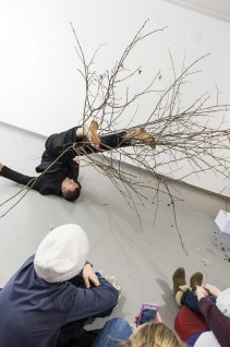 Performance i Porsgrunn kunstforening. Foto: Børre Høstland, Nasjonalmuseet