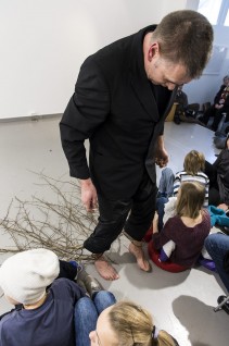 Performance i Porsgrunn kunstforening. Foto: Børre Høstland, Nasjonalmuseet